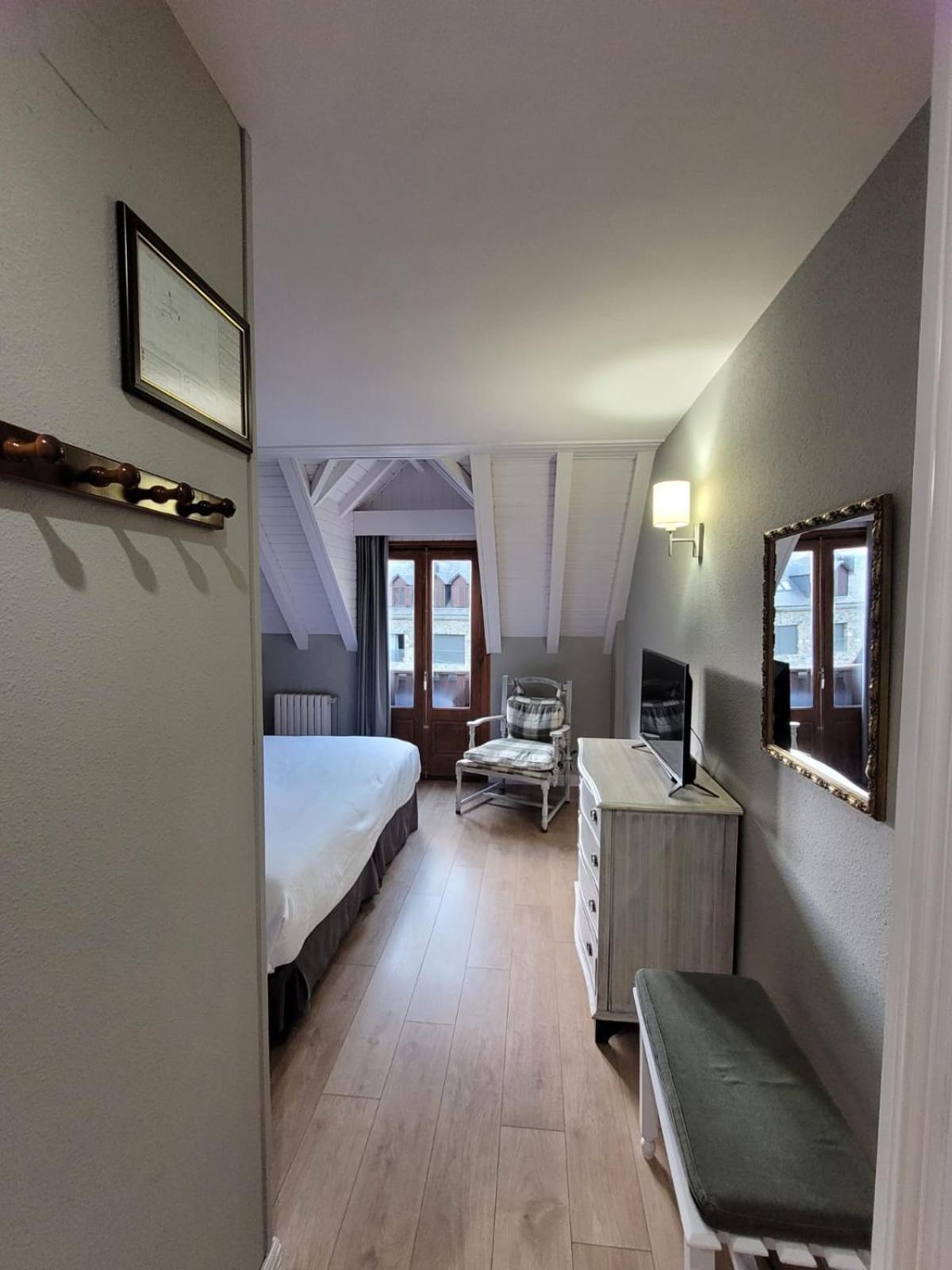 Hotel Ribaeta Веля Екстериор снимка