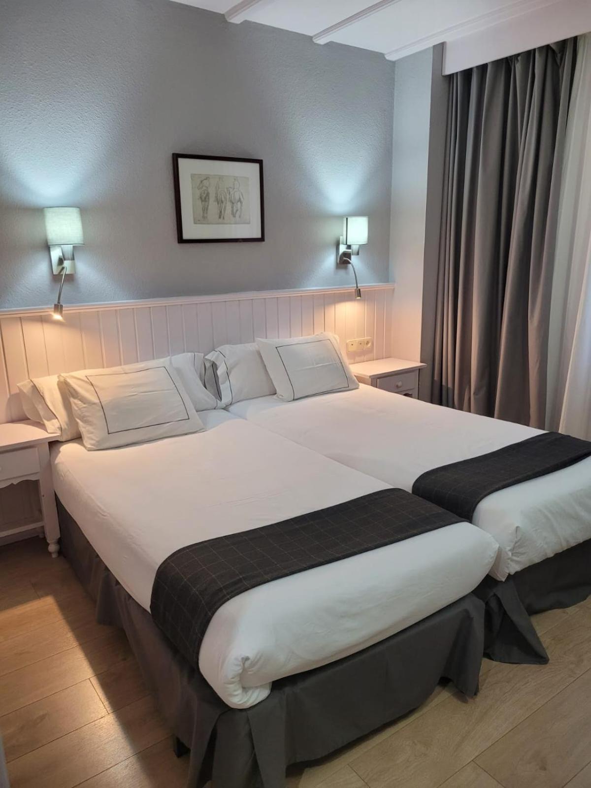 Hotel Ribaeta Веля Екстериор снимка